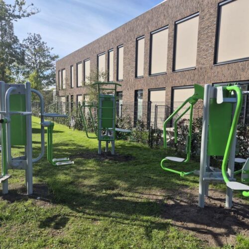 Combi buiten fitnesstoestellen 18 Op zoek naar hoogwaardige buiten fitness toestellen of een compleet buiten fitness station? De OF3 lijn van SKWshop. Ruimtebesparend en bijzonder duurzaam.
